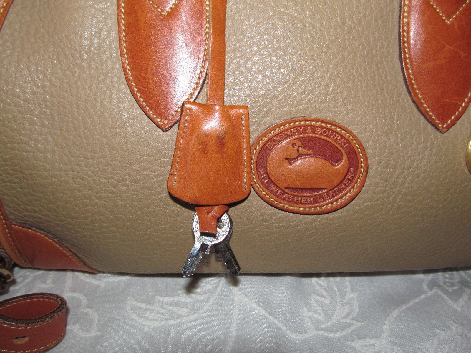 DOONEY AND BOURKE BLACK/TAN VINTAGE ALL WEATHER 2 TONE LEATHER CROSSBO–  WEARHOUSE CONSIGNMENT